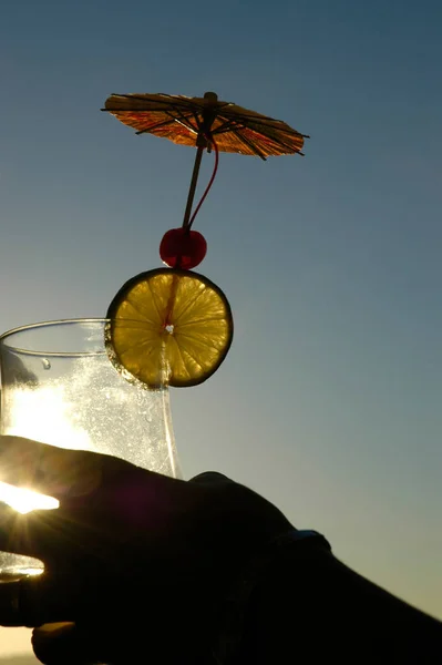 Işığa karşı fotoğraflanmış süslemeli kokteyl bardağı.