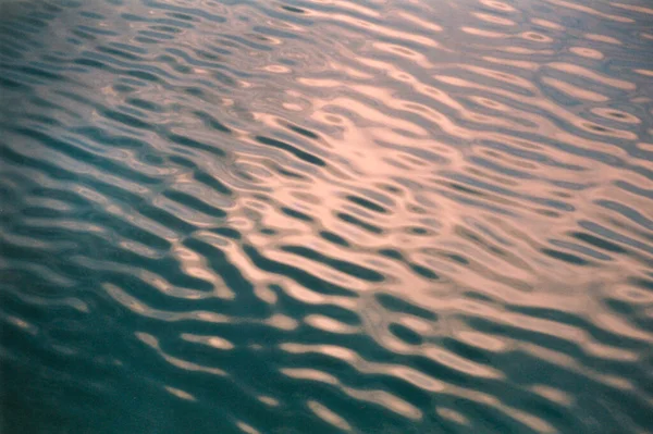 Blick Auf Die Vom Wind Geformten Wellen Auf Dem Sumpfwasser — Stockfoto