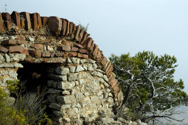Çiftlik aletlerini depolamak için kullanılan eski bina