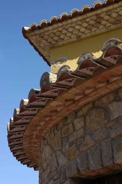 Kil ve tuğla kiremitli bir çatının bitirilmesinin ayrıntıları