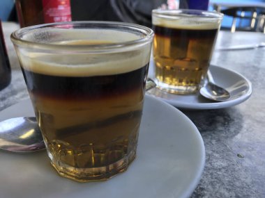 Kahve bazlı içki ve şekerli yanık likör.