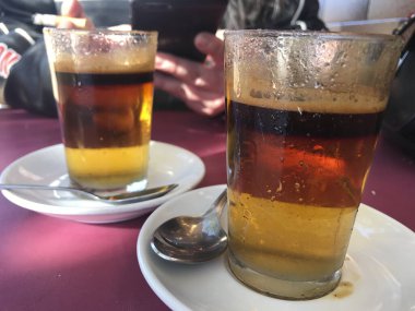 Kahve bazlı içki ve şekerli yanık likör.