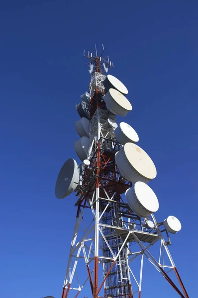 Arka planda gökyüzü olan televizyon sinyal yineleyici antenleri