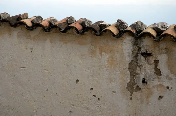 Tepesinde Fayanslar Olan Taştan Duvarlar — Stok fotoğraf