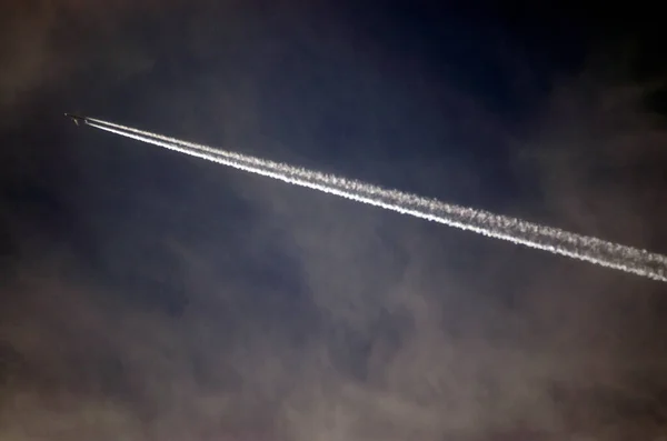 Pesawat Meninggalkan Jejak Asap Langit — Stok Foto