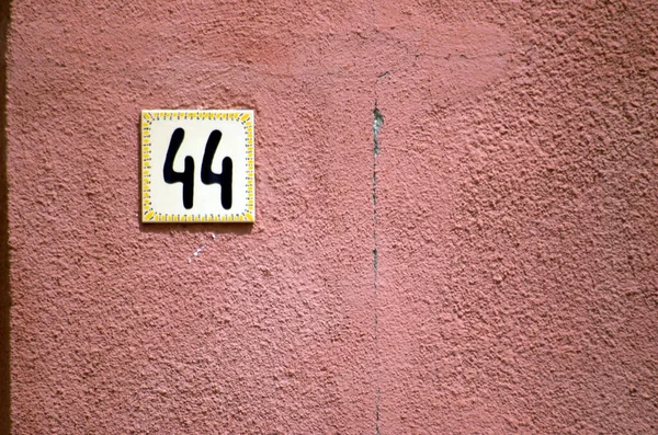 Placa Cerâmica Com Número Quarenta Quatro Parede — Fotografia de Stock