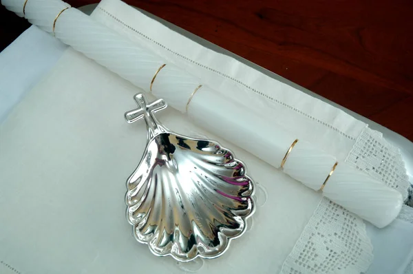 Vaftiz töreninde kullanılan gümüş kabuk.