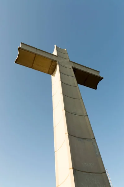 Grande Cruz Concreto Localizado Topo Montanha — Fotografia de Stock