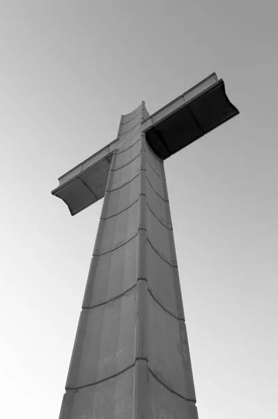Grande Cruz Concreto Fotografado Preto Branco — Fotografia de Stock