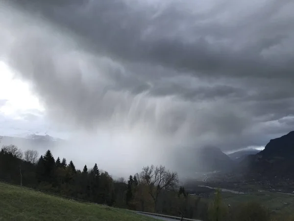 Fransız dağları üzerinde fırtına bulutları