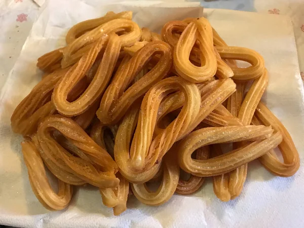 Taze yapılmış börekler yenmeye hazır.