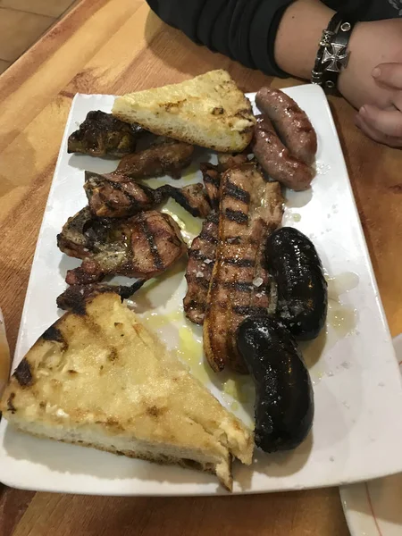 Bir tepsi et ve ızgara sosis.