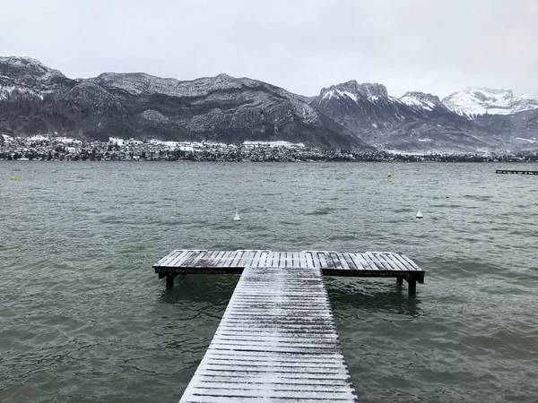 Son kar yağışından sonra Ek Göl kıyısından manzara