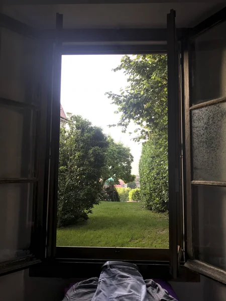 Pencereden bahçenin manzarası