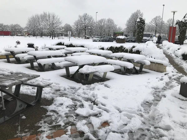 Teras son fırtınadan kalma karla kaplı masalarla dolu.