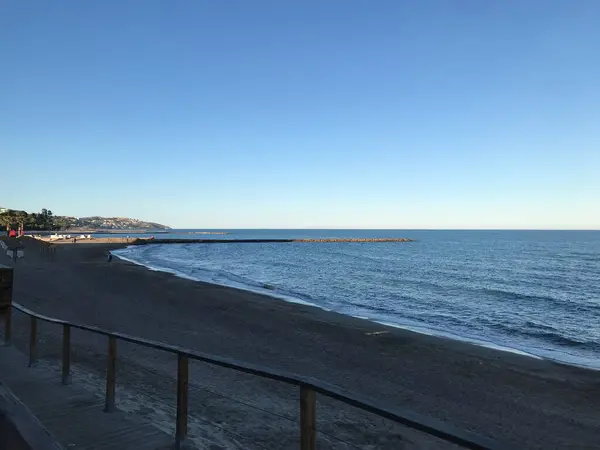 Akdeniz kıyısı boyunca yürü