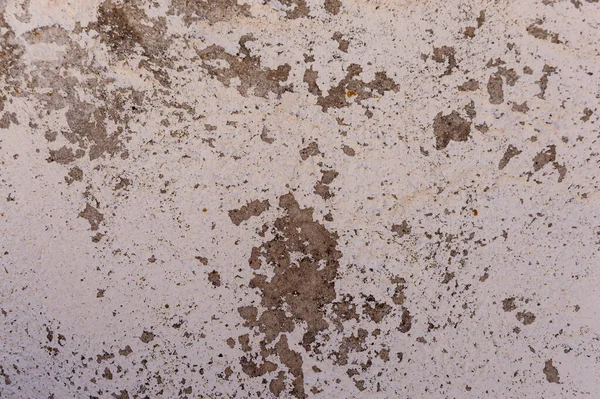 Farklı inşaat malzemelerinin oluşturduğu eski bir şehir evi duvarı.