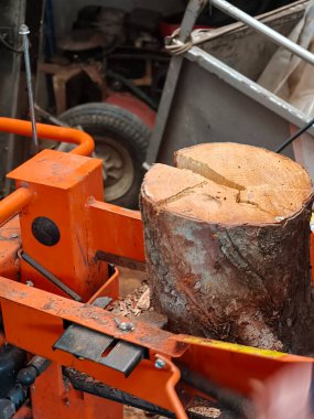 Ağaç kesme makinesi odun hazırlama, elle çalıştırma ve kırsal alanda özel dayanıklı ekipman kullanımı için büyük bir kereste kütüğünü aktif olarak işliyor.