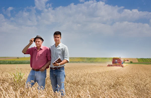 農民と収穫時のビジネスマン — ストック写真