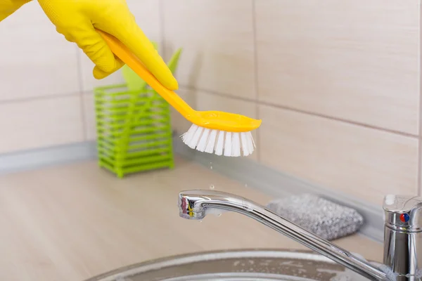 Lavabo y grifo de cocina de limpieza de mujer — Foto de Stock