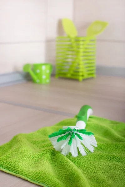 Reinigungsgeräte auf der Küchenarbeitsplatte — Stockfoto