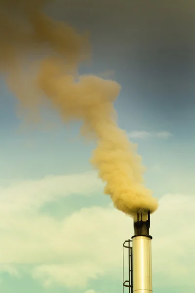 Komín s kouřem proti obloze — Stock fotografie