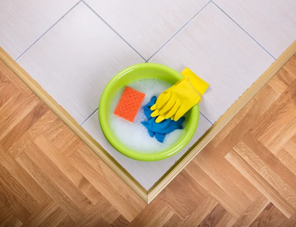 Lavatório com ferramentas de limpeza no chão — Fotografia de Stock