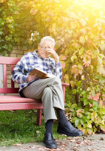 Homem sênior livro de leitura — Fotografia de Stock