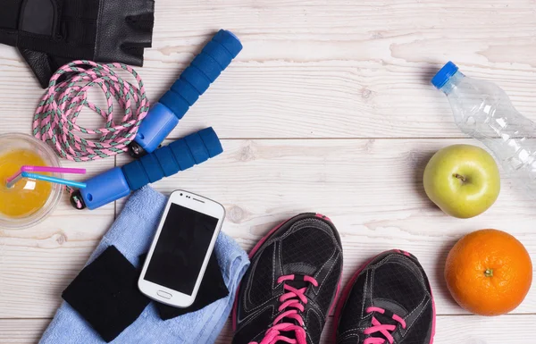 Vista superior de los accesorios deportivos en el suelo — Foto de Stock