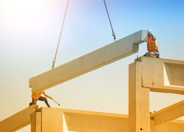 Altura trabajador colocación de truss en la construcción de esqueleto —  Fotos de Stock