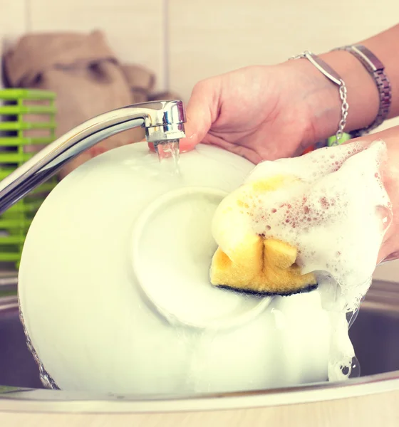 Girl washing dishes — Stock Photo, Image