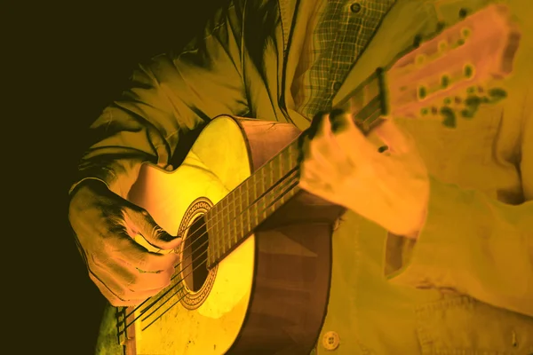 Mann spielt klassische Gitarre — Stockfoto