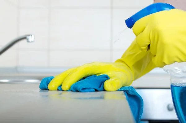 Mãos limpando bancada da cozinha — Fotografia de Stock