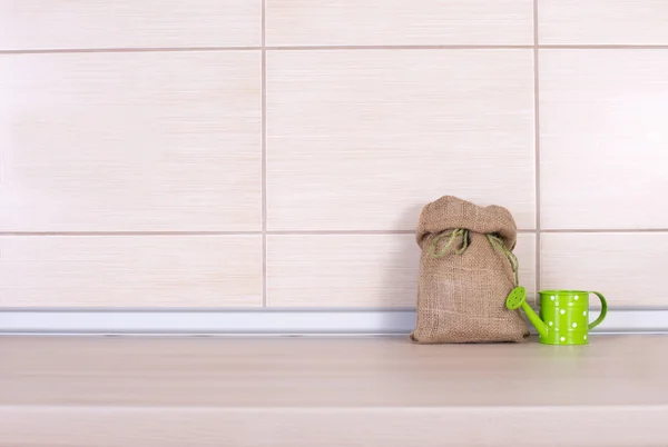 Sack und Wassertopf auf Küchenarbeitsplatte — Stockfoto