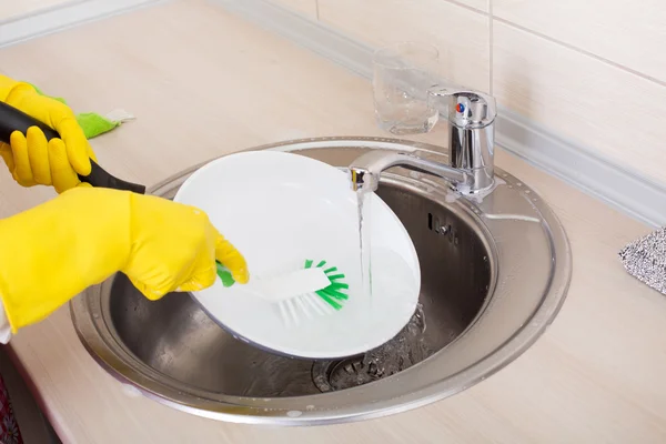 Woman cleaning frying pan — Stock Photo, Image