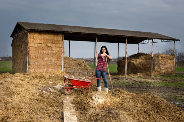 Wanita beristirahat di lahan pertanian — Stok Foto