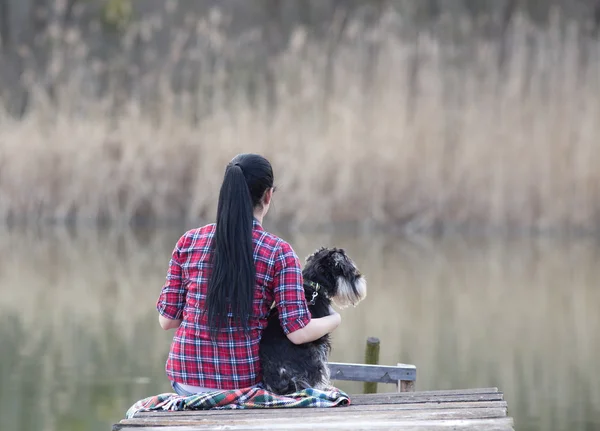 Meisje met hond op het dok — Stockfoto