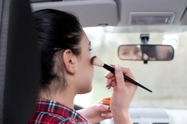 Gadis makeup di dalam mobil — Stok Foto
