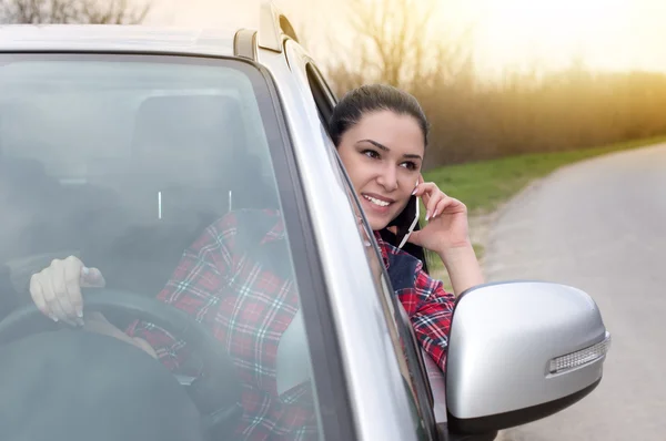 Wanita menelepon di dalam mobil — Stok Foto