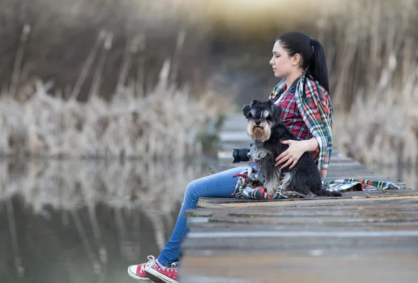 Flicka med hund på bryggan — Stockfoto