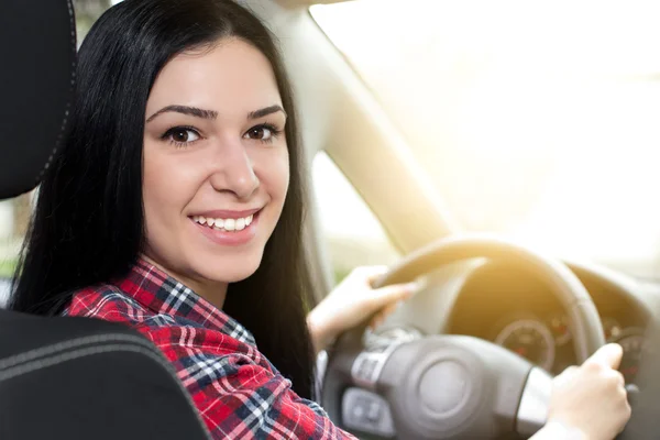 Femme souriante dans la voiture — Photo