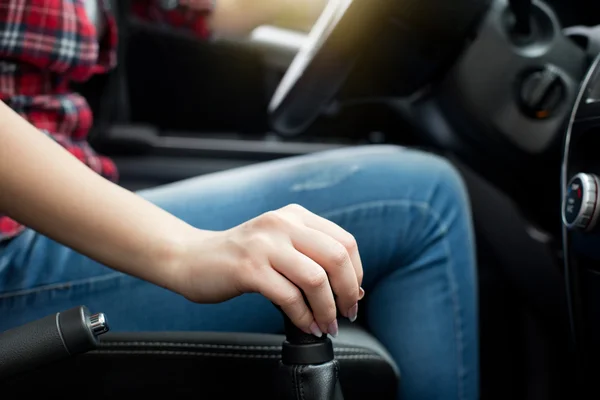 Mujer cambiando de marcha en el coche — Foto de Stock