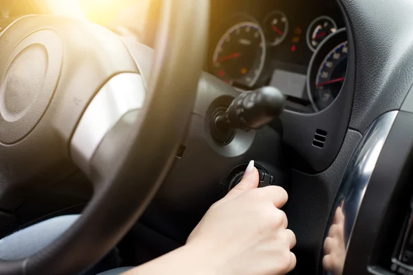 Femme démarrage voiture — Photo