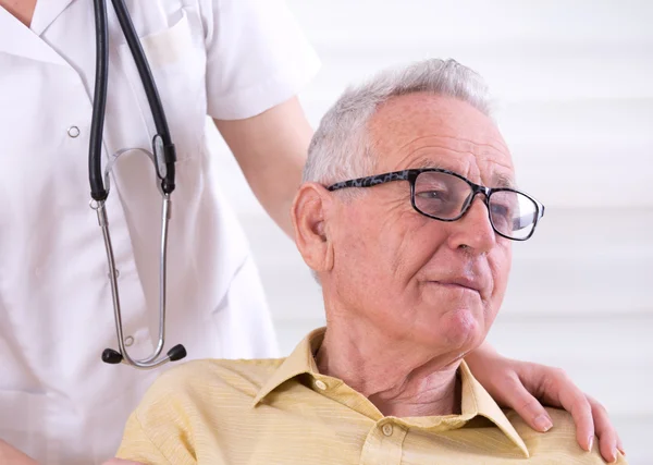 Senior Mann mit Krankenschwester — Stockfoto