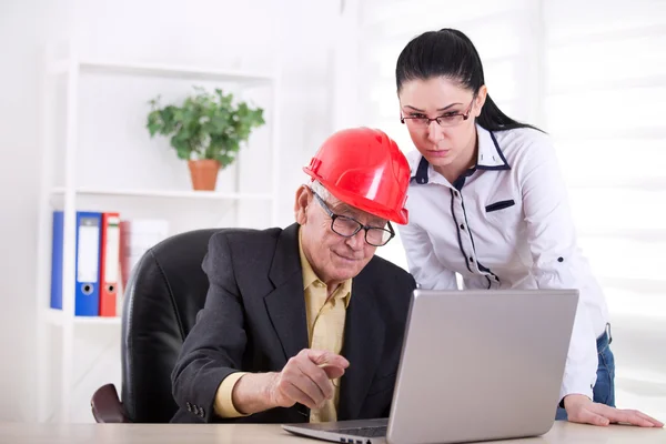 Engenheiros com laptop no escritório — Fotografia de Stock