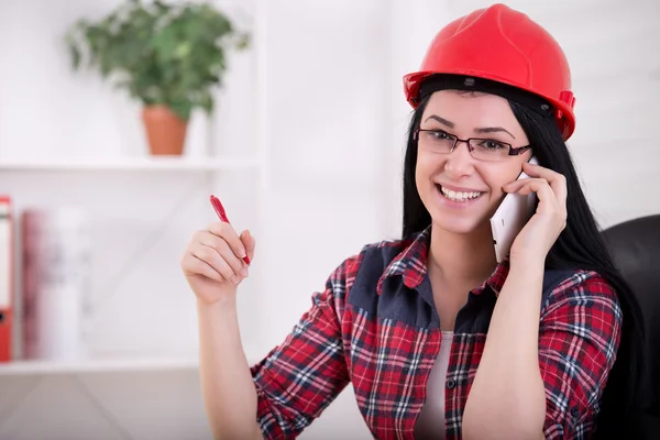 Woman engineer talking on the phone in the office — Stock Photo, Image