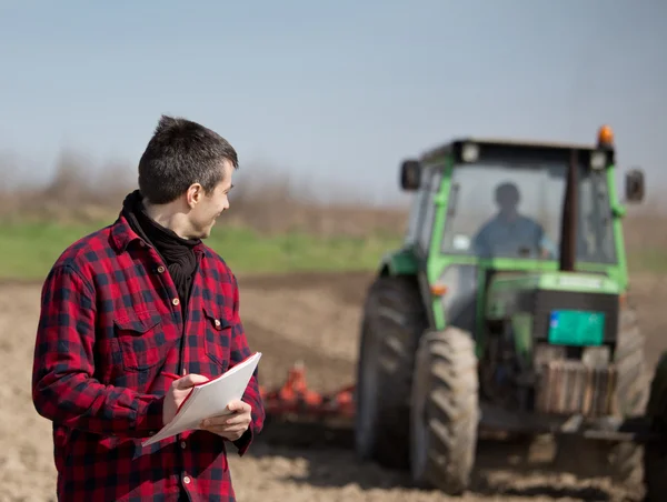 Agricultor en las tierras de cultivo —  Fotos de Stock