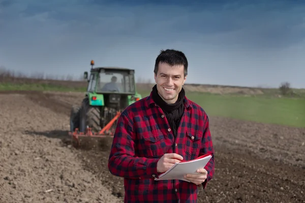 Agricultor nas terras agrícolas — Fotografia de Stock