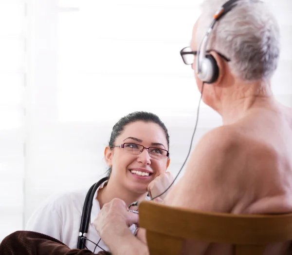 Infirmière prenant soin du vieil homme — Photo