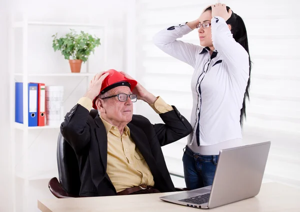 Ingenjörer har stora problem i office — Stockfoto